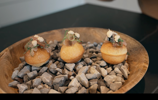 Pani puri vishapje met natuurlijk rook, zalm en kreeft aroma